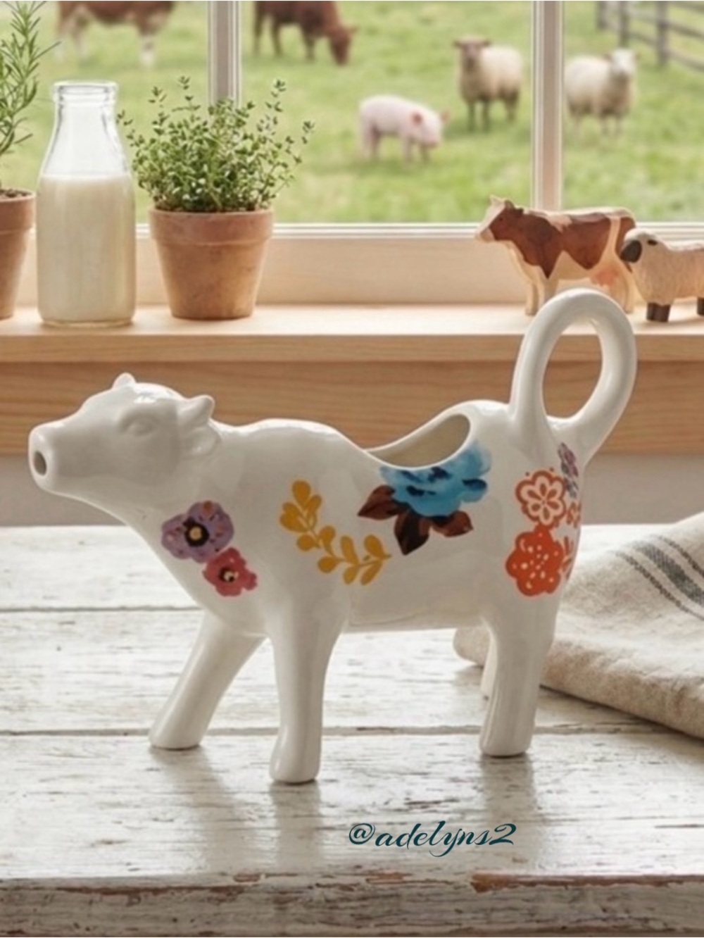 🌺 New Pioneer Woman Beautiful Flea Market Floral Cow Milk Creamer